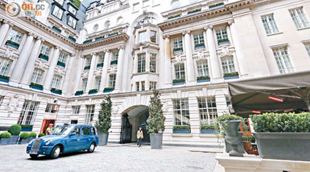 由二級歷史建築改建成的Rosewood London，中央庭院寬敞得足夠讓車輛直接駛進來。
