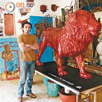 這個展覽將展出50座由當代藝術家創作的獨特獅子雕塑，此為Ahtzic Silis的作品。
