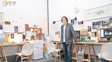《地書》是徐冰最喜歡的作品，是次展覽，他把紐約的工作室搬過來，並貼滿圖像符號。