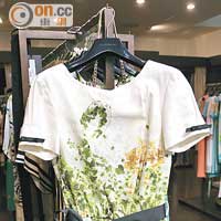 白色連身裙印有Floral Print，感覺清新，€204（約HK$2,166）。