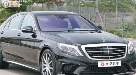 S63 AMG的車頭用上大型家族式鬼面罩，泵把特設3個大型進氣口。