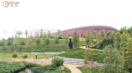 穿過人工濕地遠望，Velodrome的確像塊放在山坡上的巨型薯片。