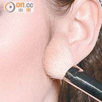 3. 於耳朵和顴骨之間的位置開始，向下斜掃古銅粉。