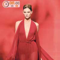 紅色的低V高衩薄紗裙，長長披紗沿肩位而下，如滾滾紅塵。