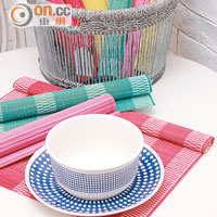 人手編織的餐墊，顏色奪目，層次分明，令餐桌生色不少。$60~$70/張