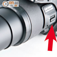 配備24~1,200mm焦距，旁邊（箭嘴示）設有變焦桿。