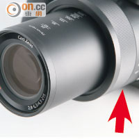 採用24~1,200mm Carl Zeiss鏡頭，設有變焦環（箭嘴示）作手動操控。