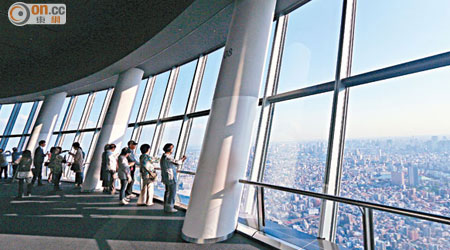在東京晴空塔上，沒有高處不勝寒，只有美麗的東京日與夜，百看不厭。