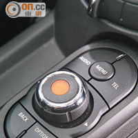 透過多功能按鍵，可控制音響及各項行車資訊。