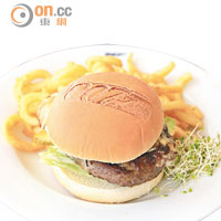 漢堡包壓上「007」標記，令人驚喜，售價CHF23（約HK$203）。