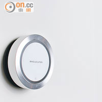 遙控器直徑只有6.6cm，能簡單掛於牆上，用家輕掃機側便能調校音量。