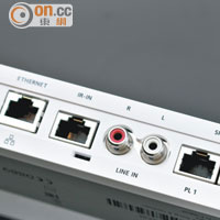 接收器背部設有一系列連接介面，包括LAN、RCA及專用SPEAKERS插口等。