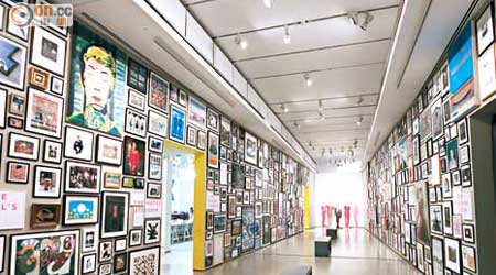 展覽的中心走廊，掛滿了阿Sir自青少年時期開始收集的平面設計作品。