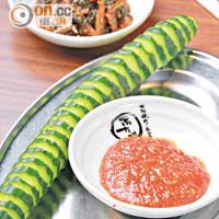 一本青瓜 $38<br>日本青瓜上花紋後，配韓式麵豉醬同吃，味道清甜。
