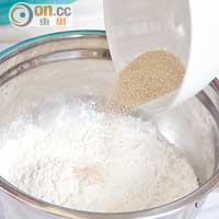 2.將乾酵母混入高筋麵粉、水和油，加以攪拌，再搓成麵糰。