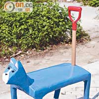 阿恩以農具製成長椅，放於馬屎埔，希望能透過作品爭取更多公共空間。