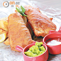 Fish & Chips $140<br>選用澳洲Barramundi，蘸以啤酒脆漿去炸，肉質結實而鮮嫩。