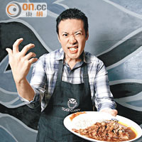 型男大廚 Satoru七情上面，以流利英文表示：「My curry is as spicy as a tiger!」老虎有幾辣，一試便知！