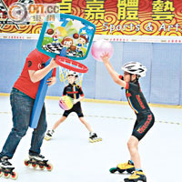 教練舉着小籃球架，讓孩子追着投籃，令純粹的滾軸溜冰練習，更添趣味。