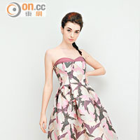 tube dress $20,900<br>Tube dress大騷白滑肩膊與性感的鎖骨線條，以鳥兒圖案帶出佻脫美感，令人耳目一新。而修腰設計凸顯優美身段，盡情展示淑女美態。