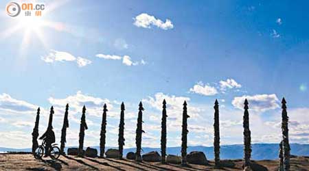 湖上的奧利洪島被視為亞洲北部的薩滿教中心，薩滿石前的木柱正是舉行朝拜的地方。