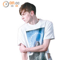 白色Photo Print Tee $4,599<br>白色Photo Print Layering休閒褲 $4,899