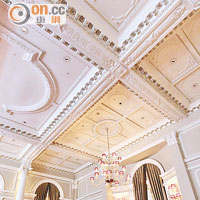 酒店花了近3年時間修復，昔日衣香鬢影的Ballroom重見天日，天花板的浮雕更見華麗。