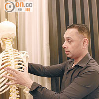 診斷完成後，透過骨骼模型講解客人的問題及指出受壓肌肉部分。