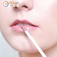 Step 4.配合眼妝的煙燻感，唇部用裸色的唇彩，塑造出剔透的質感。