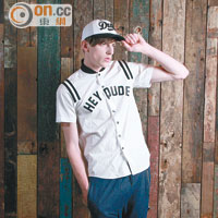 黑白色Baseball Cap $259<BR>黑白色Baseball Shirt $739<BR>深藍色Pants $699<BR>All from izzue