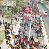 東道主巴西不斷有民眾上街，不是慶祝而是示威，反映當地社會矛盾嚴重。