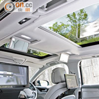 車廂空間非常充裕，加上雙天窗天幕，打開遮光板更感開揚。