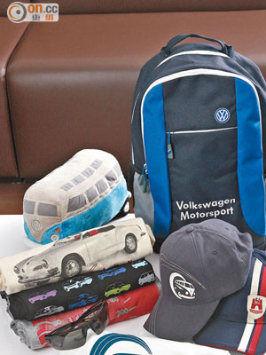 Volkswagen Motorsport車隊背囊<br>尼龍質料，置物格數多，還有兩個網隔側袋，可將不同個人隨身物品分門別類擺放，實用之極，最啱送畀實幹型的爸爸。<br>特價：$409（原價：$585）