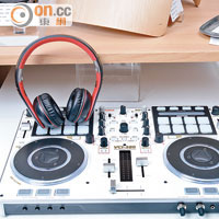 Digital controller VCI-380 $6,000<br>由Vestax出品的DJ混音器，達專業級數，兼具強大的機能與創新特質。