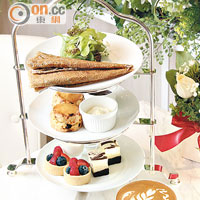 Afternoon High Tea Set $238/2位<br>為迎合夏天，甜點都以清新口味為主，其中有意式奶凍配菠蘿薄荷碎，味道不會太甜，Set還有招牌Crêpe，以白車打芝士及帕爾馬火腿做成，芝味濃又帶鹹香。