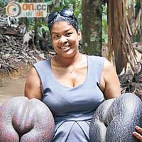 一個果實重達7公斤以上，真係要有番咁上下分量，才可舉起兩個大椰。