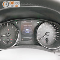 雙圓形儀錶中間設有5吋彩色顯示屏，提供豐富行車資訊。
