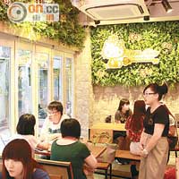 Café裏面是青葱翠綠的園林格調，坐得自在輕鬆。