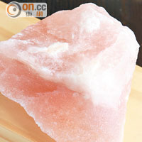 江戶前壽司最大特色是會灑上海鹽（圖），味道鹹鹹酸酸的，甚富風味。
