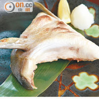 季節燒魚<br>燒魚的款式也視乎當天來貨而定。採訪當天的是油甘魚魚鮫，燒香後肉質鮮味有彈性。