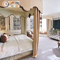 招牌套房Dorchester Suite的公主床充滿貴族感覺。