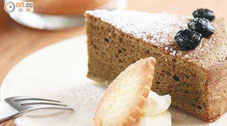 抹茶黑豆蛋糕 $45<br>其中一款最受歡迎的蛋糕口味，黑豆蘊含多種維他命，營養豐富味道香濃，抹茶甘香而不甜膩，質感清新輕怡，自家製的曲奇餅也鬆脆可口。