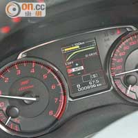 雙圓銀框錶板沿用紅色刻度設計，中央屏幕可依據選定的SI-DRIVE駕駛模式顯示。