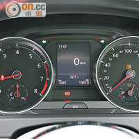 兩圈式儀錶板十分清晰，行車資訊豐富。