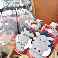 紀念品店內有不少兒童產品，如疣豬造型的鞋仔，ZAR 250（約HK$183）。