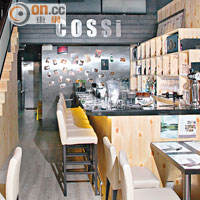 餐廳以一室淺木色為主調，加上樓底高，塑造出偌大的空間感。