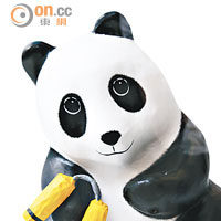 Paulo Grangeon因應香港遊製作的「星光大道版」紙熊貓，於PMQ首次亮相，大家不妨落足眼力找找看。