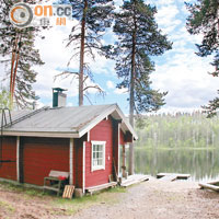 由木搭成的桑拿房設於湖畔，方便大家焗到面紅耳赤時躍入湖中。