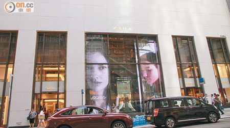 Zara香港旗艦店的巨型米白色外牆設計甚具氣勢，跟世界其他大城市的超級旗艦店一模一樣。