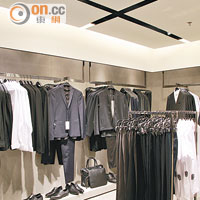 為慶祝皇后大道中新店開幕推出的男裝Queen's Road Hong Kong系列，以黑色為主調，款式包括今季大熱的潛水布料外套。